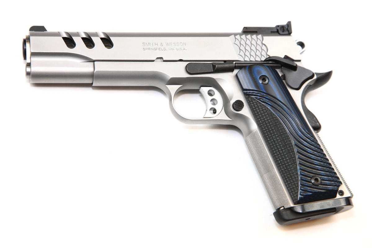 SMITH &amp; WESSON SW1911 .45 ACP  SEMI AUTO HANDGUNS
